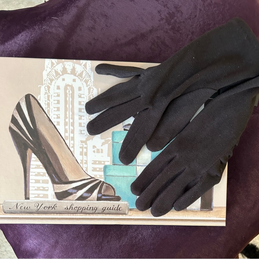 NWOT black typing friendly glove size M/L . Fleece like feel.